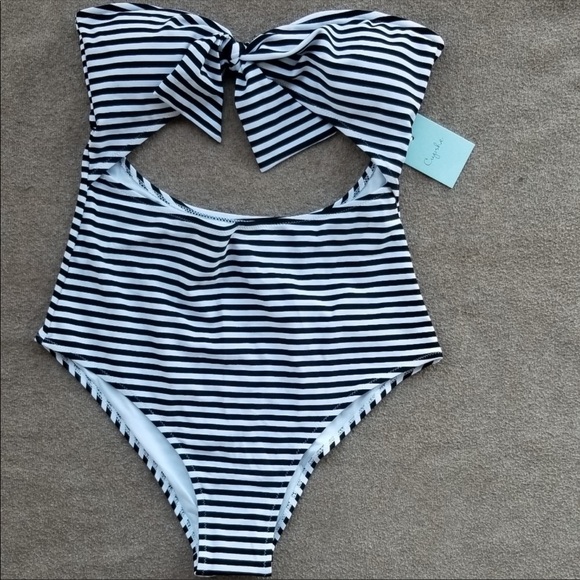 Cupshe B&W Swimsuit - Picture 3 of 7